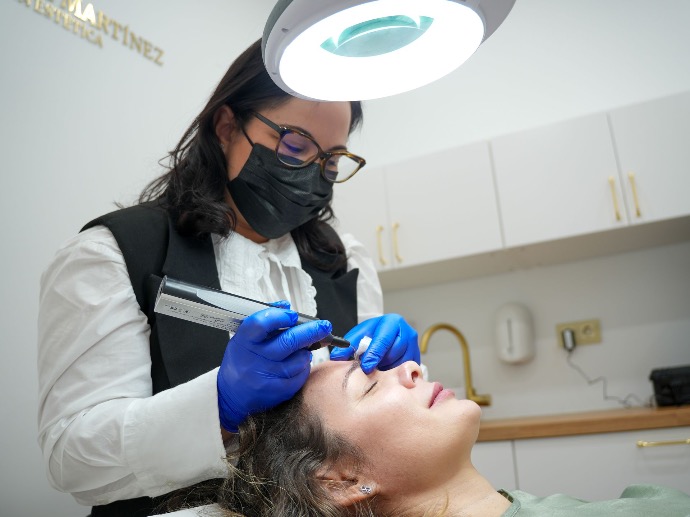 equipo de magnolia beauty center trabajando con una persona